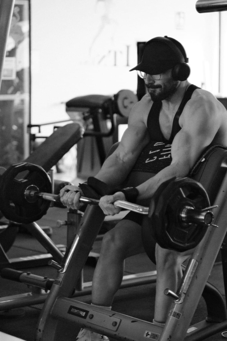 Alejandro Albornoz entrenando curl en banco predicador.