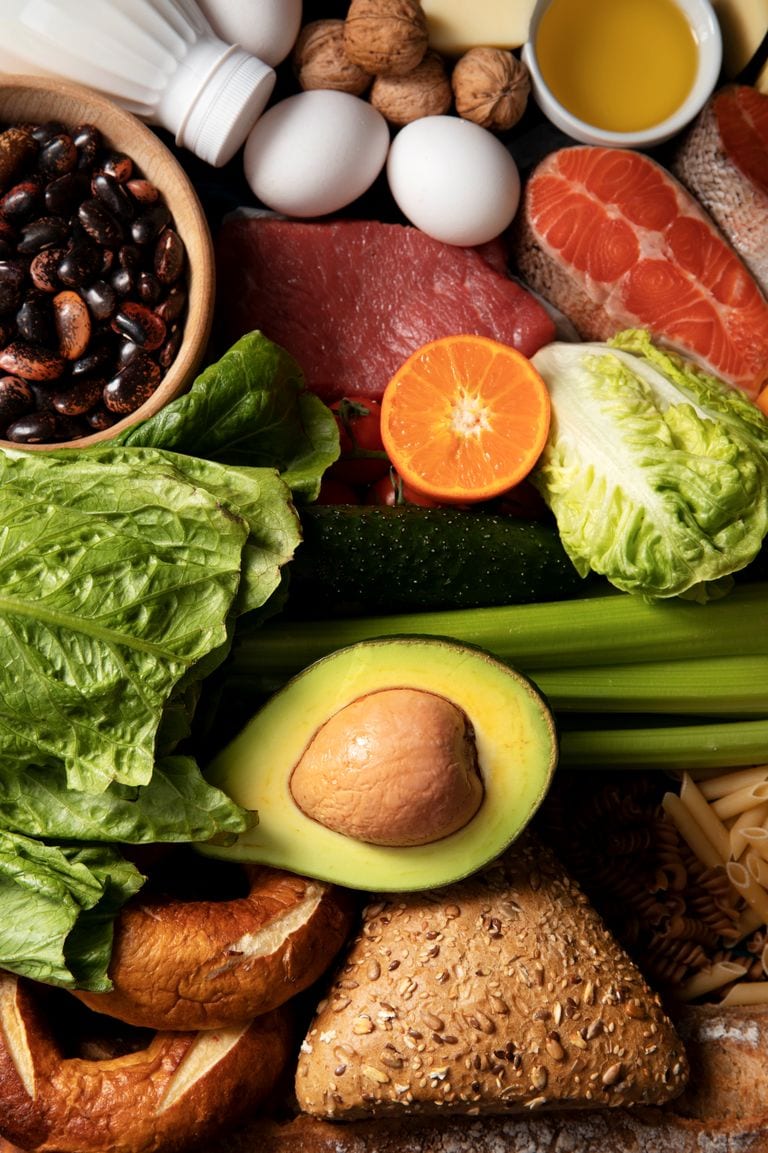 Alimentos reales: pescado, carne, aguacate, verduras y cereales integrales.