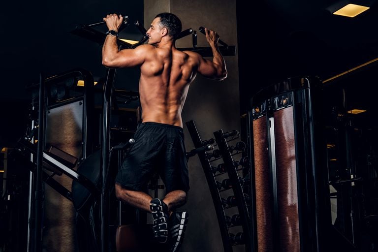 Atleta entrenando en el gimnasio.