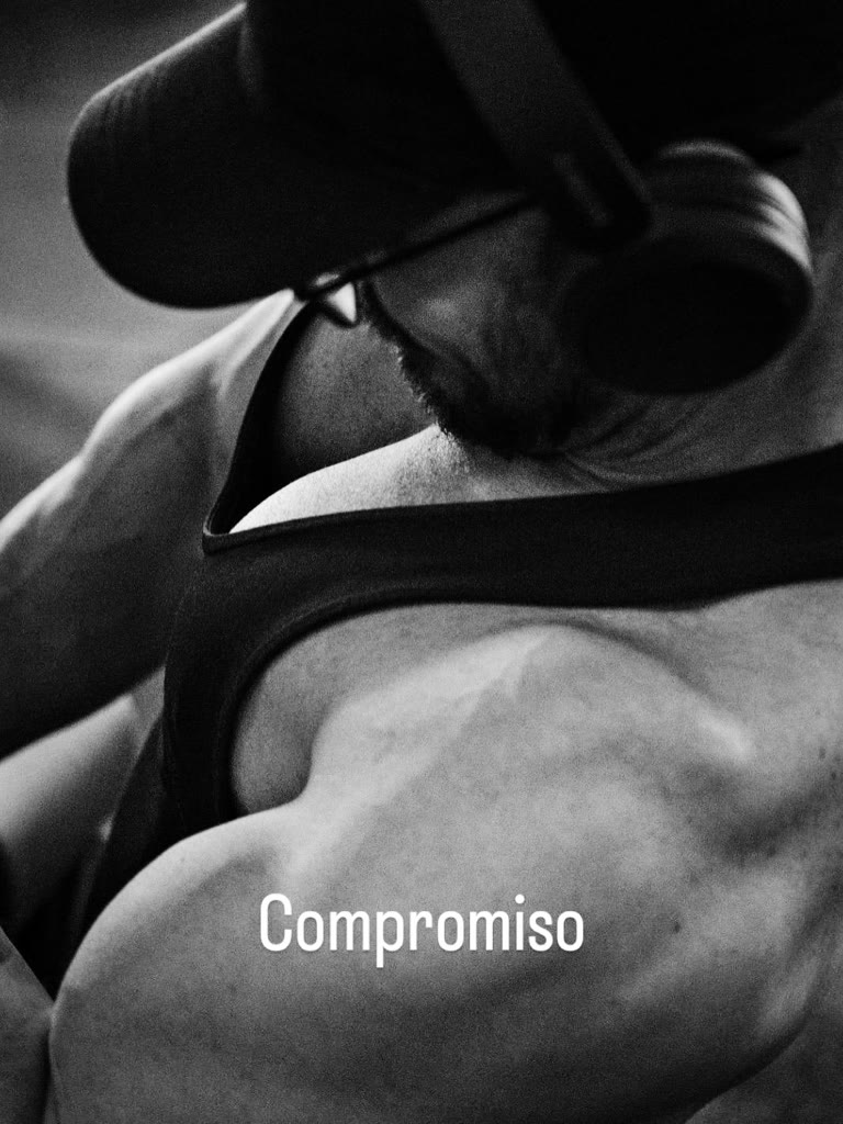 Alejandro Albornoz de perfil, cabizbajo y concentrado antes de una serie. Sobre la imagen, la palabra Compromiso.