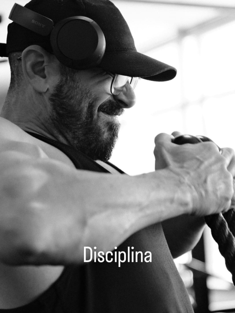 Alejandro Albornoz de perfil con gorra y gafas, apretando el agarre con gesto de esfuerzo. Sobre la imagen, la palabra Disciplina.